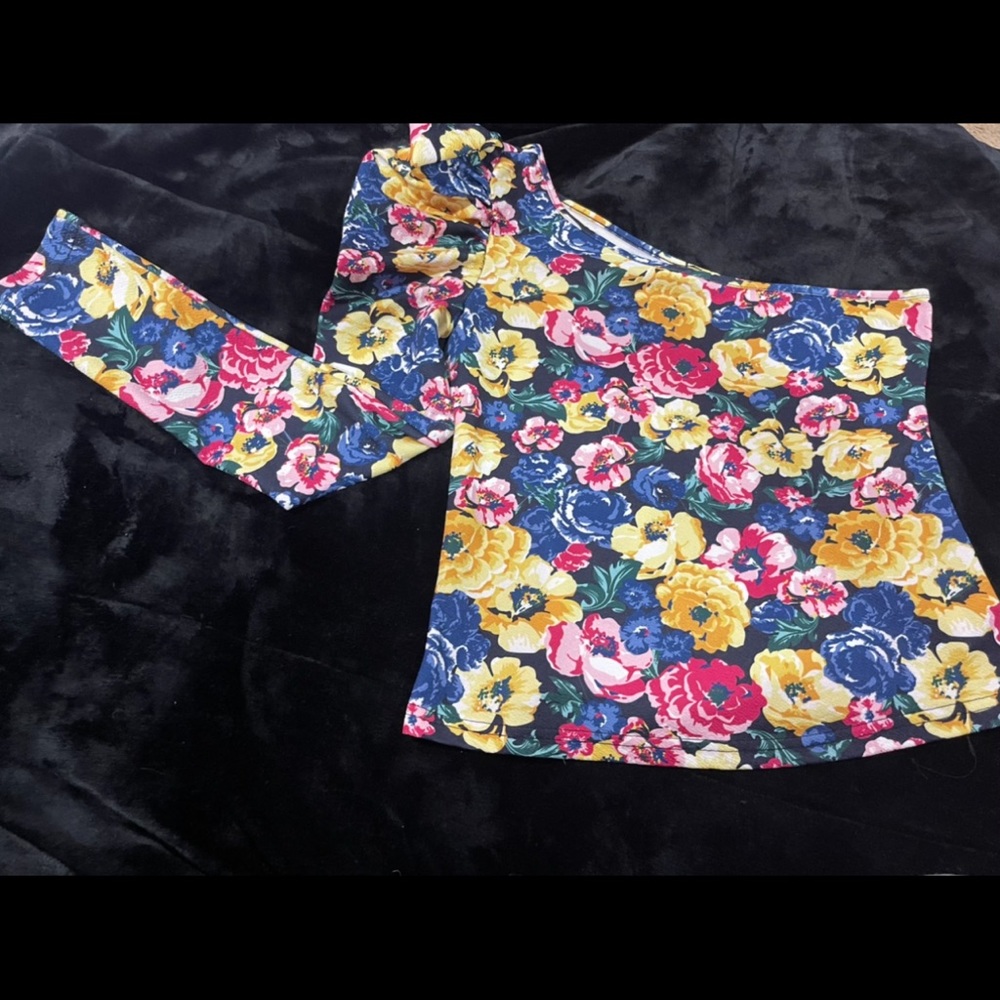 One shoulder flower top. SHEIN